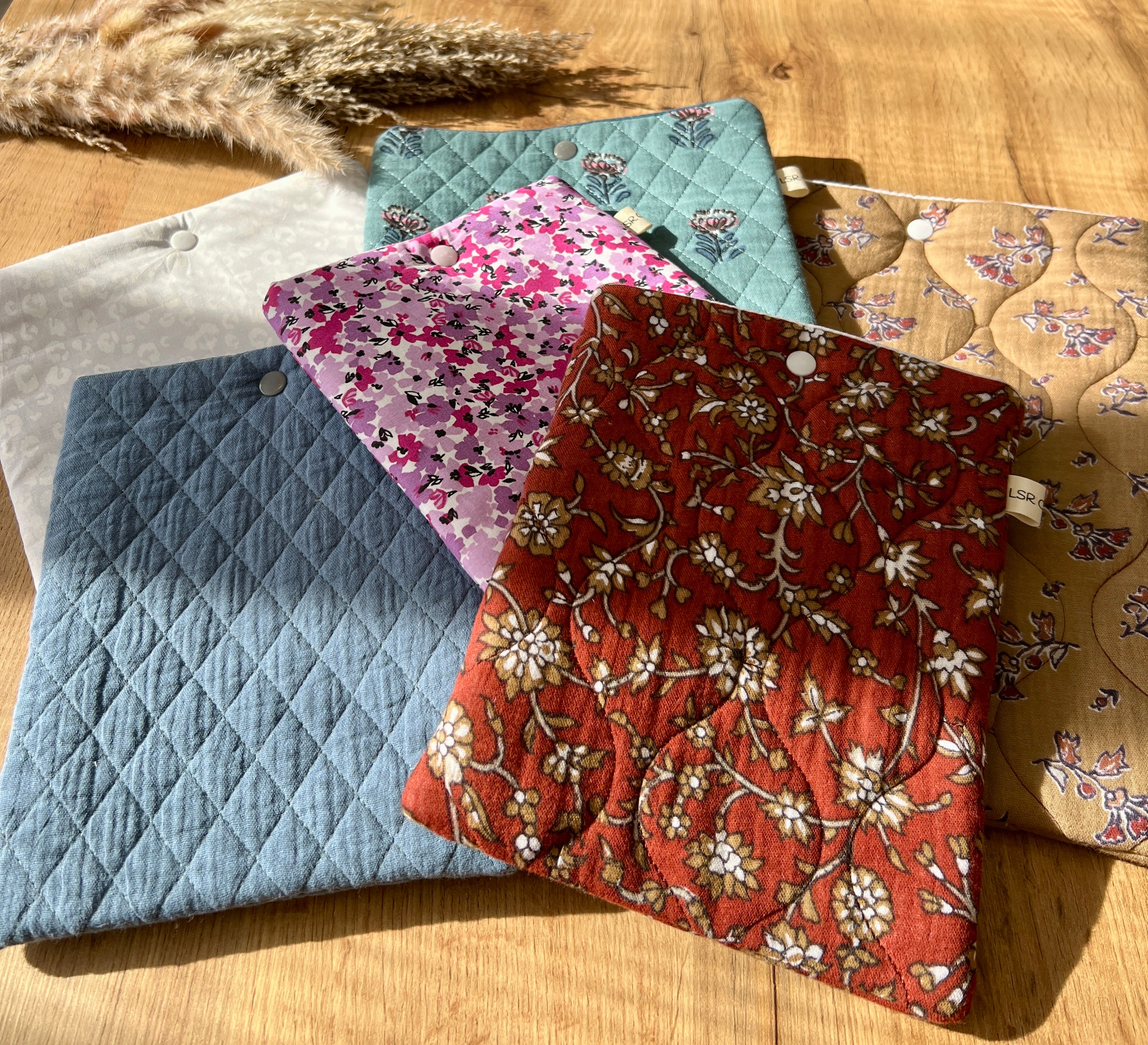 LES POCHETTES A LIVRES